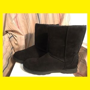 Women’s black winter boots.